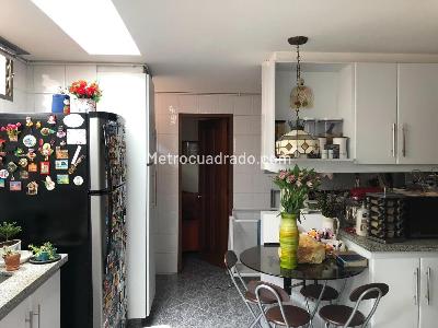 Apartamento de 5 alcobas en venta en Santa Barbara, Bogotá, 196 m² · foto 15 de 16