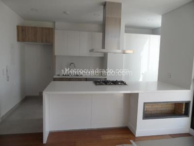 Apartamento de 2 alcobas en venta en El Refugio, Bogotá, 85 m² · foto 3 de 13