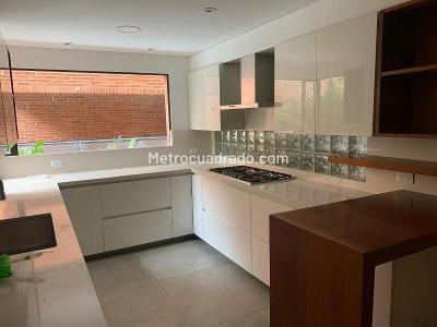 Apartamento de 3 alcobas en venta en Los Rosales, Bogotá, 245 m² · foto 7 de 11