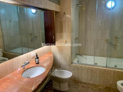 Apartamento de 3 alcobas en venta en Los Rosales, Bogotá, 245 m² · foto 10 de 11