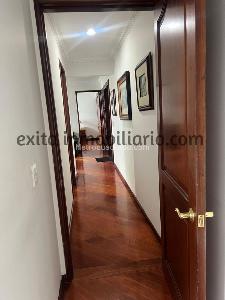 Apartamento de 3 alcobas en venta en Santa Barbara, Bogotá, 209 m² · foto 11 de 19