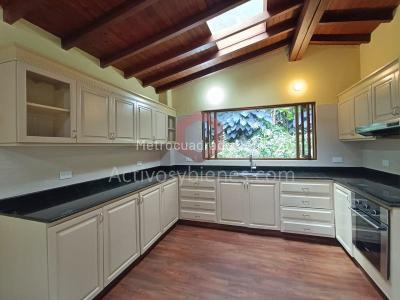Casa de 4 alcobas en venta en Loma De Las Brujas, Envigado, 1600 m² · foto 17 de 20