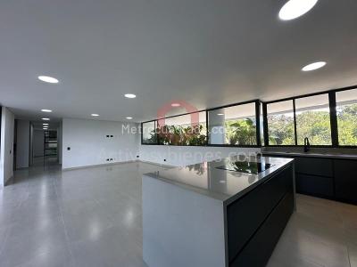 Apartamento de 3 alcobas en venta en El Poblado, Medellín, 230 m² · foto 2 de 20