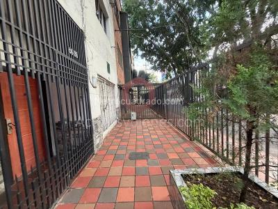 Casa de 5 alcobas en venta en Laureles, Medellín, 244 m² · foto 2 de 8