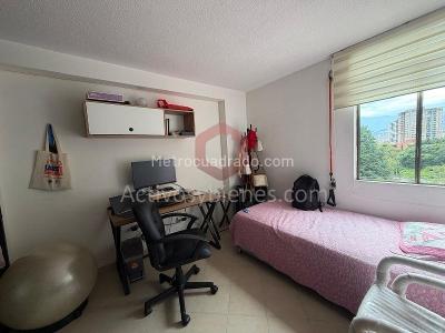 Apartamento de 3 alcobas en venta en El Poblado, Medellín, 77 m² · foto 14 de 18
