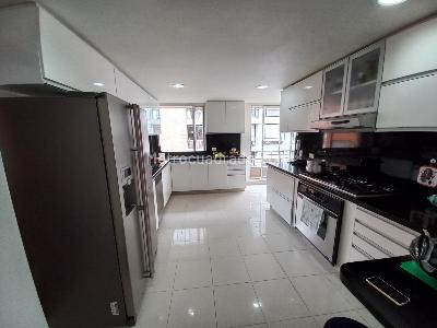 Apartamento de 3 alcobas en venta en Chico Virrey, Bogotá, 250 m² · foto 15 de 20