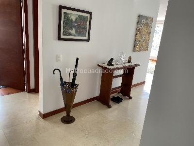 Apartamento de 2 alcobas en venta en Chico Navarra, Bogotá, 98 m² · foto 2 de 20