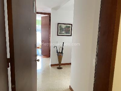 Apartamento de 2 alcobas en venta en Chico Navarra, Bogotá, 98 m² · foto 3 de 20