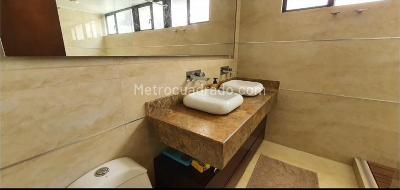 Apartamento de 3 alcobas en venta en Los Rosales Chico, Bogotá, 235 m² · foto 4 de 13
