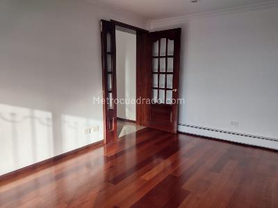 Apartamento de 3 alcobas en venta en Los Rosales Chico, Bogotá, 285 m² · foto 17 de 20