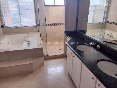 Apartamento de 3 alcobas en venta en Los Rosales Chico, Bogotá, 285 m² · foto 18 de 20