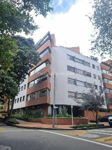 Apartamento de 2 alcobas en venta en Chico Reservado, Bogotá, 196 m² · foto 2 de 20