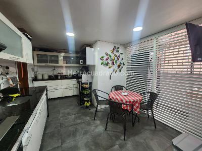 Apartamento de 3 alcobas en venta en Santa Barbara Central, Bogotá, 150 m² · foto 10 de 18