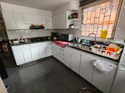 Apartamento de 3 alcobas en venta en Santa Barbara Central Santa Barbara, Bogotá, 210 m² · foto 5 de 12