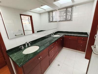 Apartamento de 3 alcobas en venta en Santa Barbara Central, Bogotá, 273 m² · foto 14 de 20