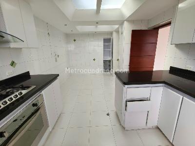 Apartamento de 3 alcobas en venta en Santa Barbara Central, Bogotá, 273 m² · foto 3 de 20