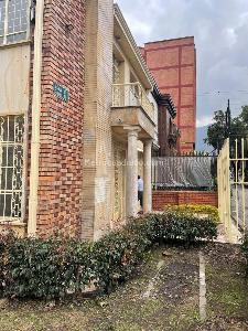 Casa de 5 alcobas en venta en San Luis, Bogotá, 320 m² · foto 3 de 20
