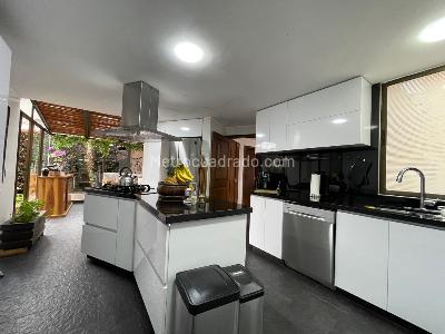 Casa de 4 alcobas en venta en San Jose De Bavaria, Bogotá, 300 m² · foto 2 de 20
