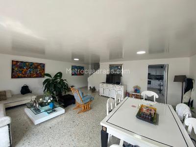 Apartamento de 3 alcobas en venta en Granada, Cali, 220 m² · foto 2 de 20