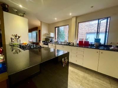 Apartamento de 2 alcobas en venta en Chico Reservado, Bogotá, 136 m² · foto 2 de 11