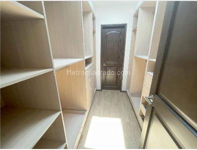Apartamento de 4 alcobas en venta en San Patricio, Bogotá, 255 m² · foto 4 de 9