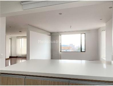 Apartamento de 3 alcobas en venta en Los Rosales, Bogotá, 236 m² · foto 2 de 16
