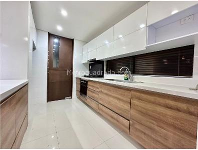 Apartamento de 3 alcobas en venta en Chico Santa Barbara, Bogotá, 157 m² · foto 3 de 17