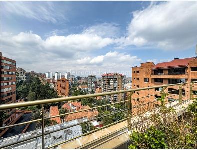 Apartamento de 3 alcobas en venta en El Refugio, Bogotá, 520 m² · foto 2 de 19