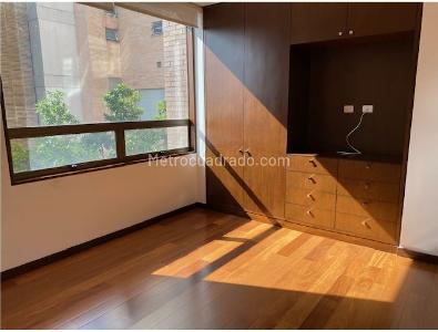 Apartamento de 3 alcobas en venta en Los Rosales, Bogotá, 230 m² · foto 13 de 14