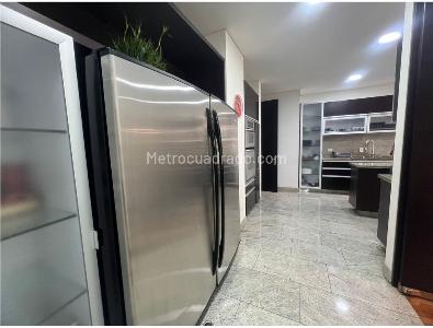 Apartamento de 3 alcobas en venta en Los Rosales, Bogotá, 284 m² · foto 2 de 17