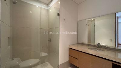 Apartamento de 2 alcobas en venta en Chico Norte, Bogotá, 123 m² · foto 2 de 9