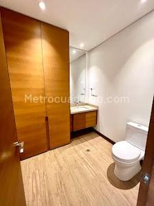 Apartamento de 2 alcobas en venta en Santa Barbara Alta, Bogotá, 157 m² · foto 7 de 11