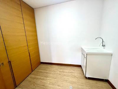 Apartamento de 2 alcobas en venta en Santa Barbara Alta, Bogotá, 157 m² · foto 9 de 11