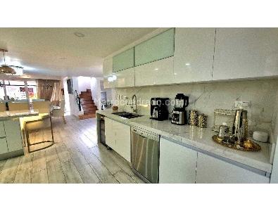 Casa de 3 alcobas en venta en Santa Barbara Occidental, Bogotá, 381 m² · foto 3 de 16