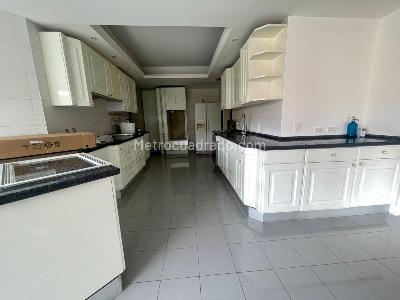 Apartamento de 3 alcobas en arriendo en Chico, Bogotá, 400 m² · foto 2 de 14