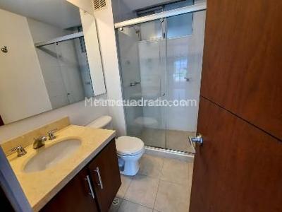 Apartamento de 1 alcoba en venta en Bosques De Rosales, Bogotá, 55 m² · foto 2 de 9