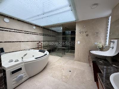Casa de 4 alcobas en arriendo en Chico El Refugio, Bogotá, 580 m² · foto 3 de 15