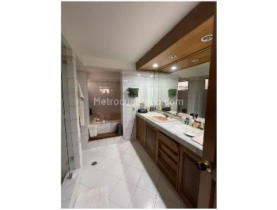 Apartamento de 3 alcobas en venta en Los Rosales, Bogotá, 197 m² · foto 9 de 14