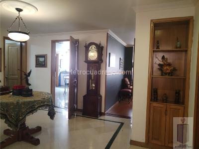 Apartamento de 3 alcobas en venta en Chico Santa Barbara, Bogotá, 195 m² · foto 2 de 20