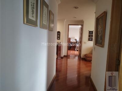 Apartamento de 3 alcobas en venta en Chico Santa Barbara, Bogotá, 195 m² · foto 19 de 20