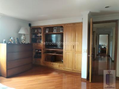 Apartamento de 3 alcobas en venta en Chico Santa Barbara, Bogotá, 195 m² · foto 7 de 20