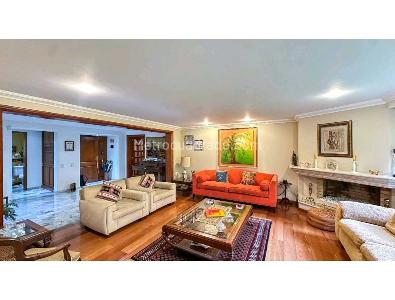 Apartamento de 3 alcobas en venta en Los Rosales, Bogotá, 252 m² · foto 3 de 19