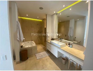Apartamento de 2 alcobas en venta en Los Rosales, Bogotá, 137 m² · foto 13 de 18