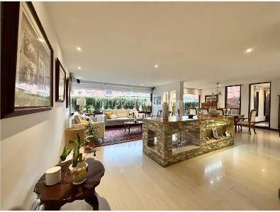 Apartamento de 4 alcobas en venta en Los Rosales, Bogotá, 220 m² · foto 2 de 20