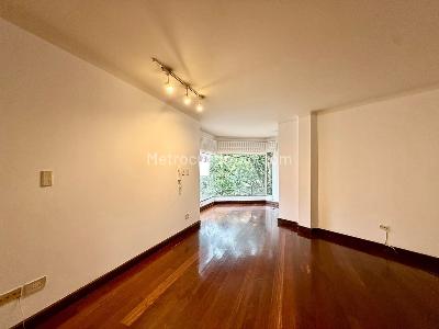 Apartamento de 3 alcobas en venta en Los Rosales, Bogotá, 240 m² · foto 3 de 10