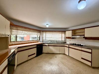 Apartamento de 3 alcobas en venta en Los Rosales, Bogotá, 240 m² · foto 4 de 10