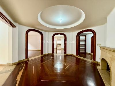 Apartamento de 3 alcobas en venta en Los Rosales, Bogotá, 240 m² · foto 2 de 10
