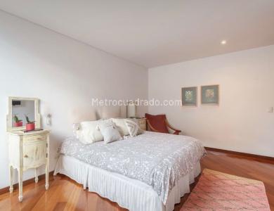 Apartamento de 3 alcobas en venta en Los Rosales, Bogotá, 177 m² · foto 2 de 10