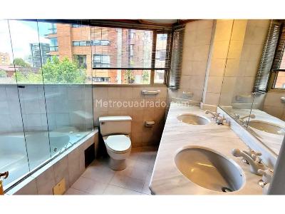 Apartamento de 3 alcobas en venta en Los Rosales, Bogotá, 242 m² · foto 10 de 13