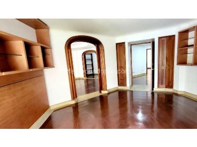 Apartamento de 3 alcobas en venta en Los Rosales, Bogotá, 242 m² · foto 6 de 13